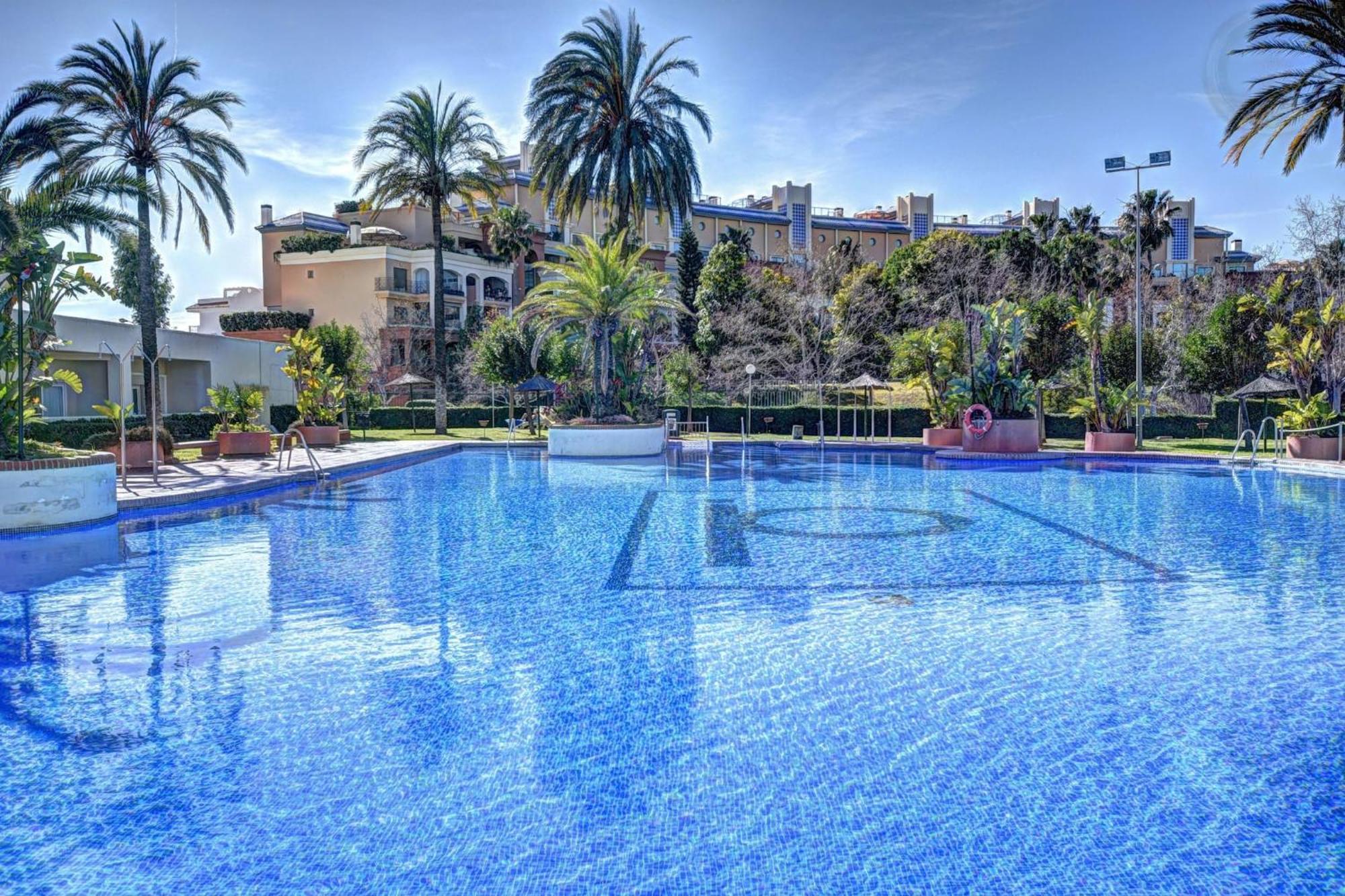 Deluxe Apartment In Benalbeach With Beach Views Benalmádena Kültér fotó