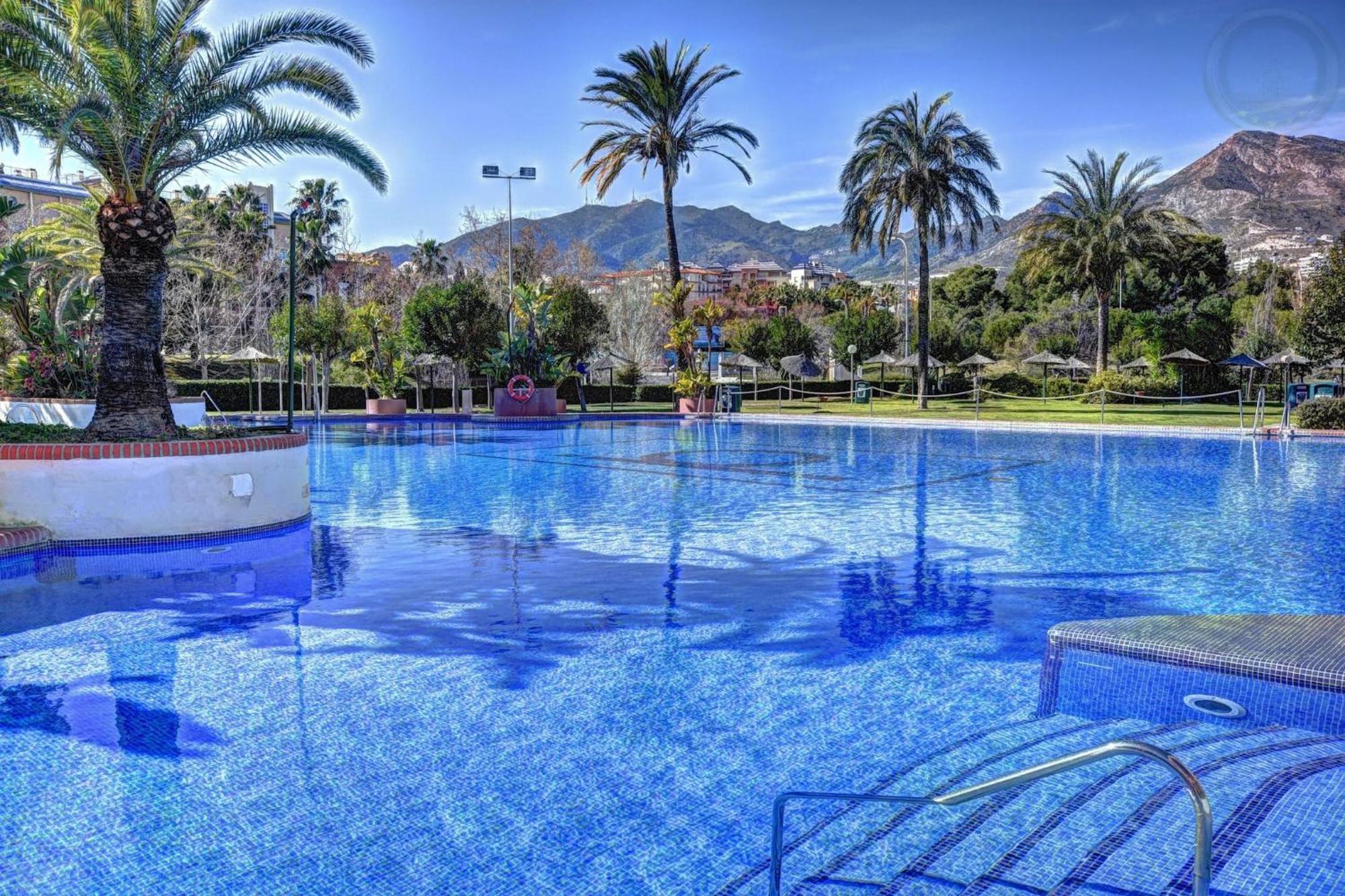 Deluxe Apartment In Benalbeach With Beach Views Benalmádena Kültér fotó
